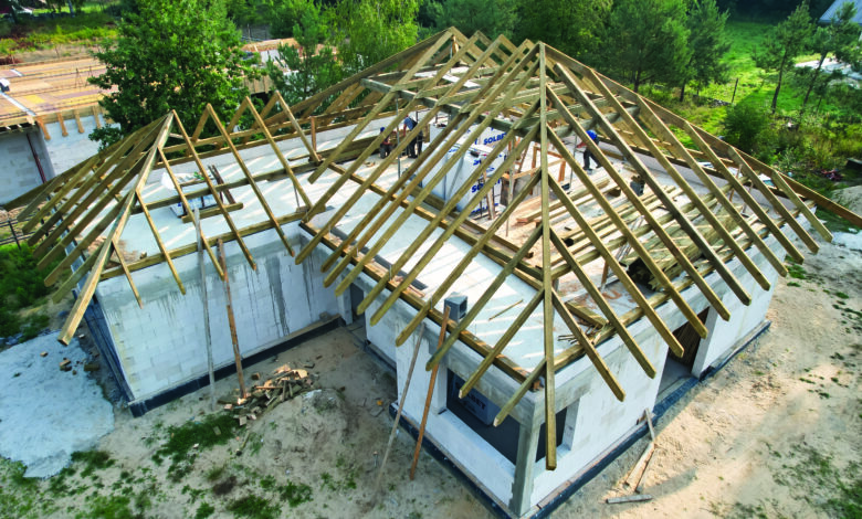 Zmiany na dachu w trakcie budowy