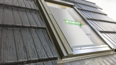 Okno dachowe w blachodachówce panelowej Nasz Dekarz