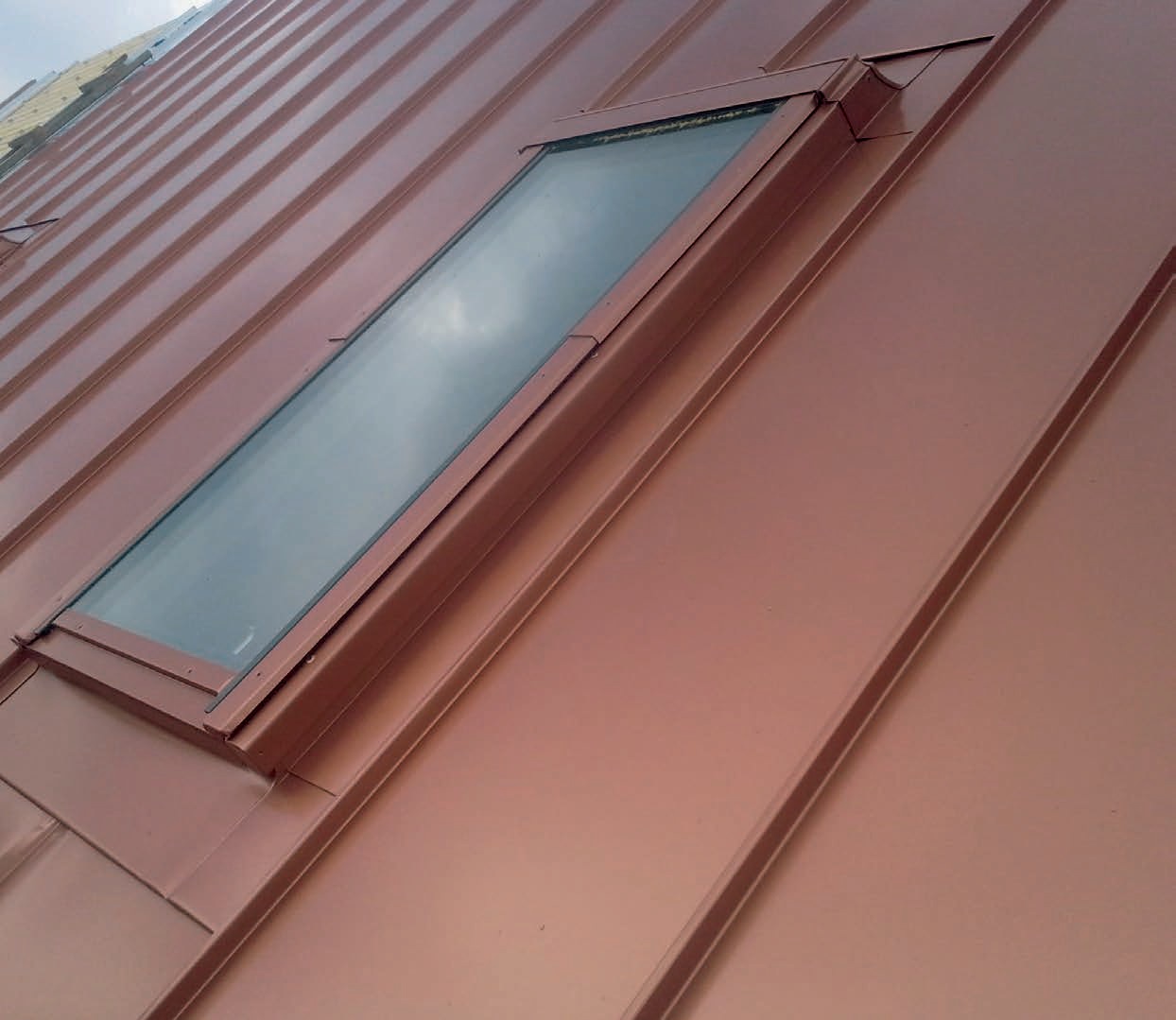 Okna połaciowe w pokryciu z blachy płaskiej » Nasz Dekarz