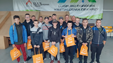 Młodzi dekarze z pracodawcami w Lubelskim Ośrodku Kształcenia Dekarzy w pierwszym dniu zajęć praktycznych