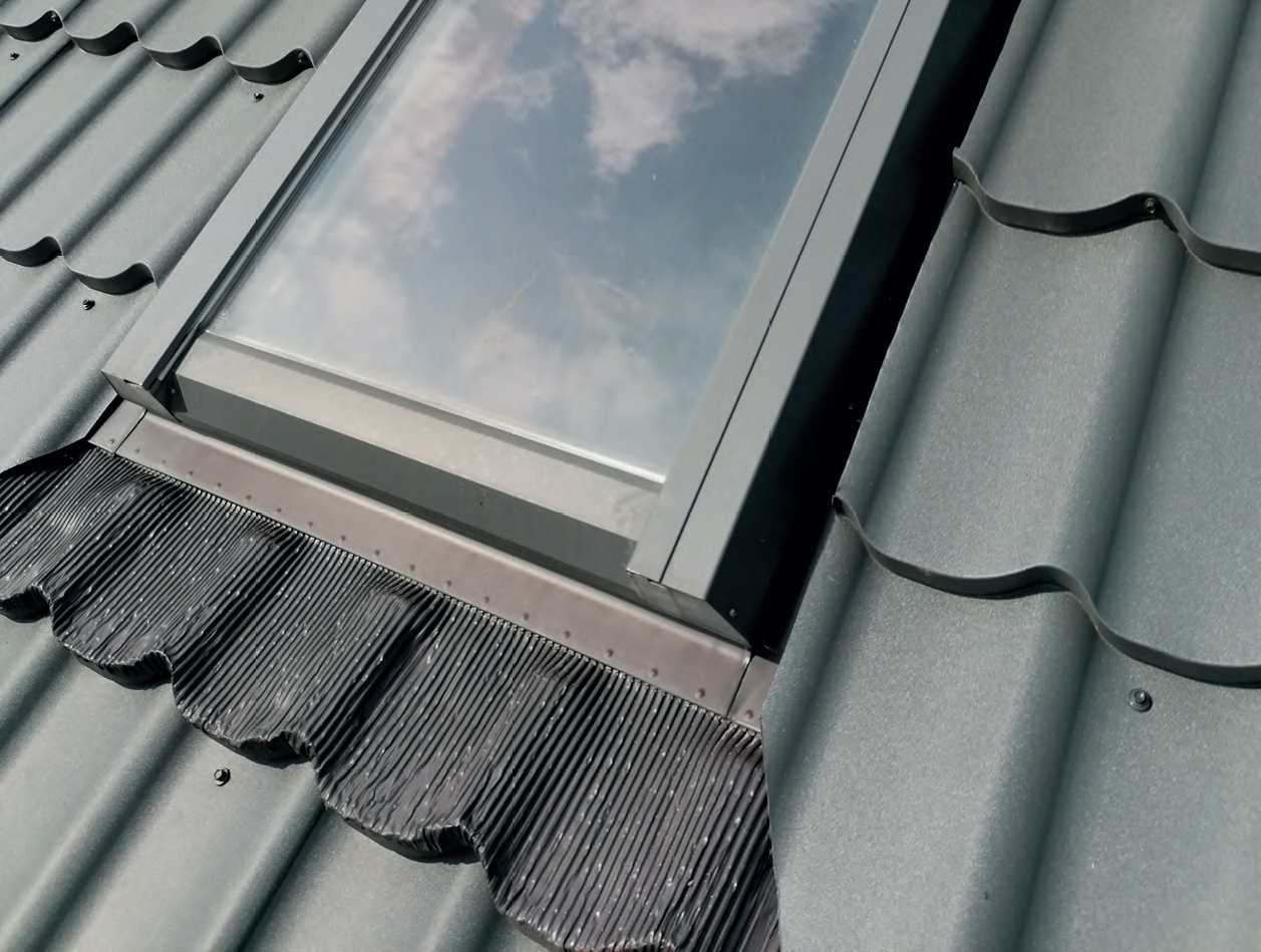 Połączenie obróbki okna dachowego z pokryciem » Nasz Dekarz