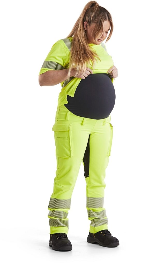 Praca fizyczna w ciąży? Tylko jeśli jest bezpieczna i wygodna dla mamy oraz dziecka. Aby to było możliwe, Blaklader tworzy swoje sprawdzone spodnie także w wersji ciążowej. Fot. Blaklader