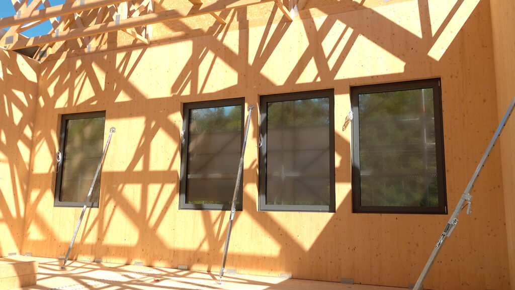 Montaż okna w drewnianym budynku CLT Nasz Dekarz