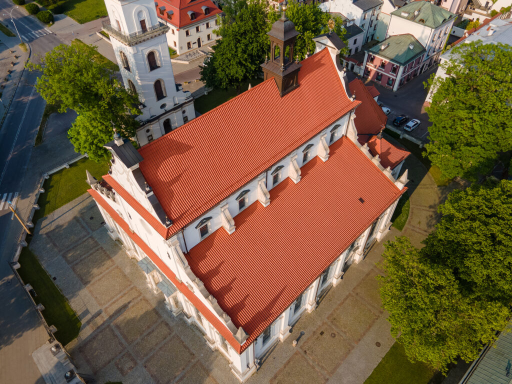 Zachwycająca perła renesansu. Dachówka SINFONIE na dachu zabytkowej katedry w Zamościu naszdekarz.com.pl