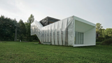 Fot. FAKRO - Światło pod płaskim dachem - unikalny dom WORMHOUSE