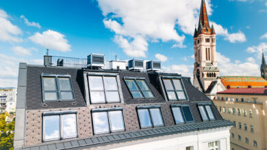 Poddasze z widokiem na miasto – kamienica wyposażona w panoramiczne okna FAKRO.