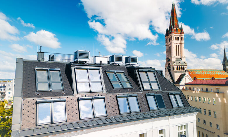 Poddasze z widokiem na miasto – kamienica wyposażona w panoramiczne okna FAKRO.