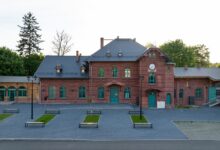Nowe życie zabytkowego obiektu dach dworca PKP w Leśnej odzyskał historyczny charakter dzięki płytkom Cedral