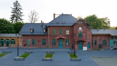 Nowe życie zabytkowego obiektu dach dworca PKP w Leśnej odzyskał historyczny charakter dzięki płytkom Cedral