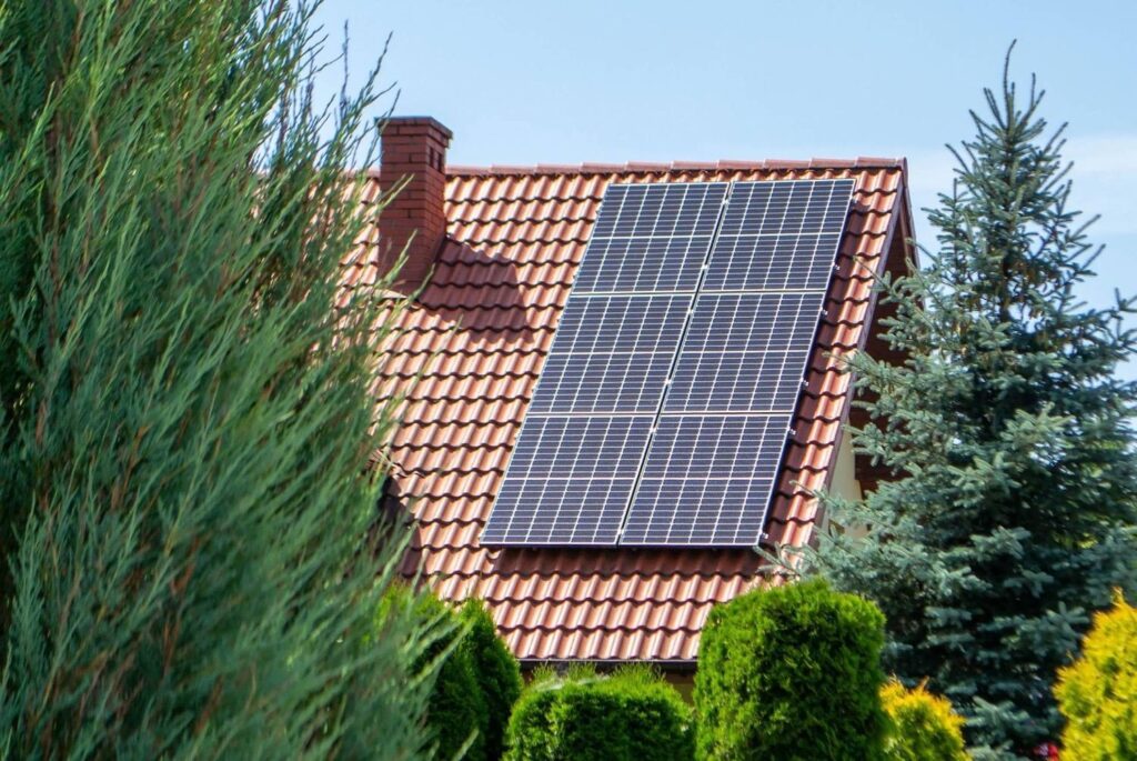 Montaż fotowoltaiki na dachu kosztuje mniej niż ustawienie paneli solarnych na gruncie