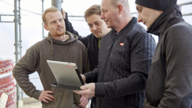 Firma VELUX Polska rozszerzyła swoją ofertę o narzędzie cyfrowe skierowane do dekarzy. System Wyceny Dekarskie to platforma online, która upraszcza przygotowanie ofert i porządkuje proces wyceny prac dachowych. Rozwiązanie powstało w odpowiedzi na realne potrzeby wykonawców i głosy płynące bezpośrednio z rynku.